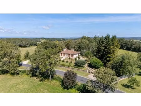 maison de plain-pied offrant 4 chambres avec dépendances et 23ha de terres
