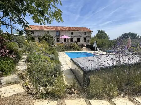 maison en pierre avec piscine et vaste jardin arboré à la campagne