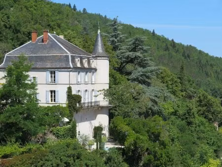 une propriété exceptionnelle avec piscine et une vue imprenable