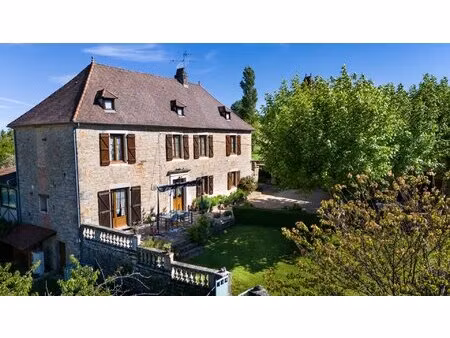 un plaisir quercynois - deux grandes maisons en pierre en pleine campagne