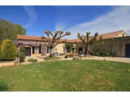 bel ensemble en pierre avec piscine au milieu des vignes