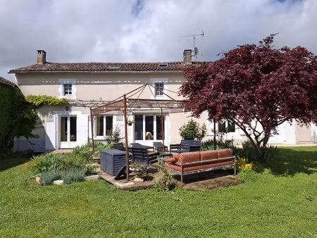 charmante maison de 3 chambres située dans un joli village