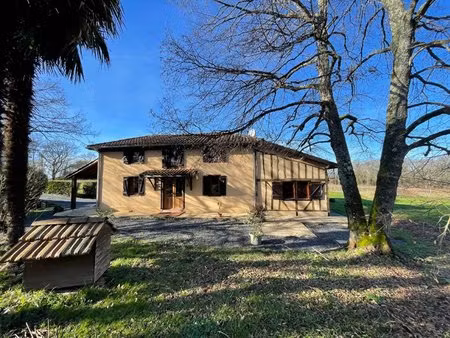 maison en colombages avec 1.7 hectares de terre et bois
