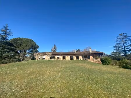 belle situation pour cette magnifique propriété offrant six chambres