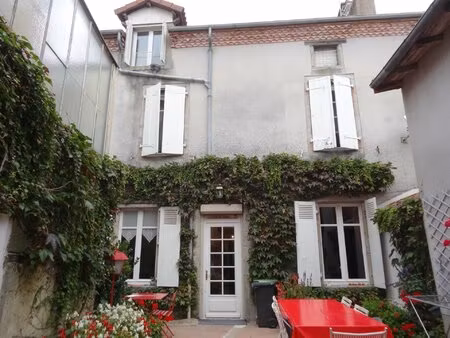 grande maison de ville avec potentiel pour une chambre d'hôtes