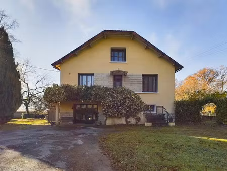 maison de village spacieuse à distance de marche d'un village animé