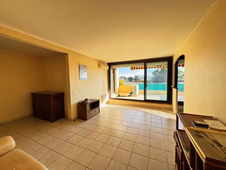 a vendre type 3 de 70m2 au 3ièm étage avec ascenseur.