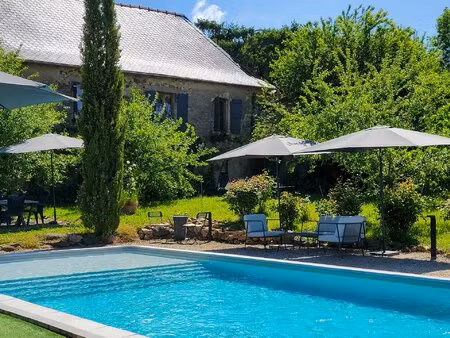 un havre de paix champêtre avec une activité commerciale opérationnelle au cœur de l'aveyr