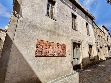 grande maison de caractère au coeur d'un village médiéval