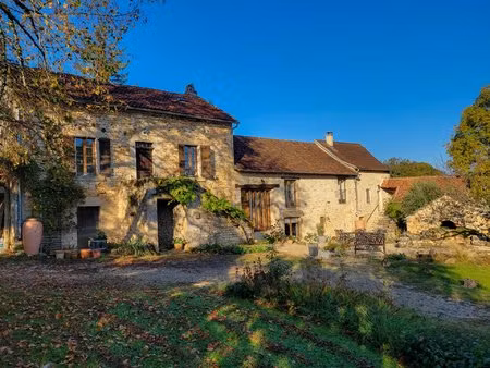 superbe longère en pierre rénovée avec piscine  dépendances et potentiel locatif – aveyron
