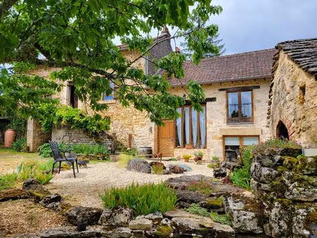 maison de caractère rénovée avec piscine  dépendances et activité touristique – aveyron  l