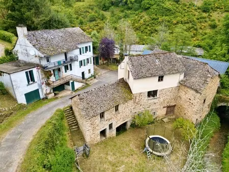 rieupeyroux – maison en pierre et moulin converti dans la campagne de l’aveyron