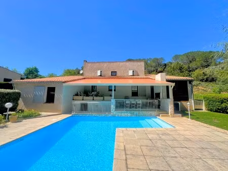 une propriété conçue par un architecte avec un énorme potentiel