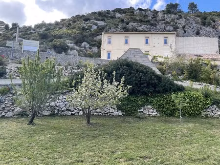 près de narbonne : propriété écologique au bord d'une rivière  9 chambres et terrain avec 