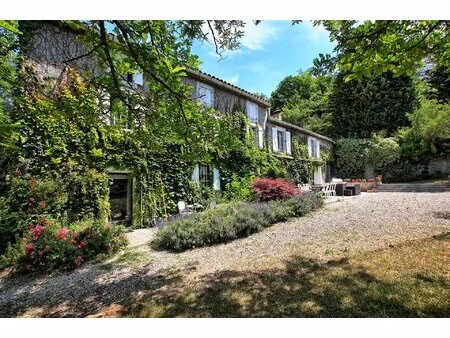 un domaine située sur un terrain privé avec des vues idylliques.