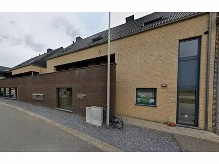 ruim  energiezuinig triplex-appartement met terras in het hart van lanaken