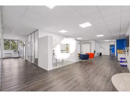 a louer  au pied du rer a