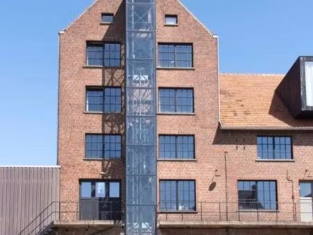 uniek gebouw  voormalige brouwtoren van een brouwerij  met diverse ruimtes en bovenin een 