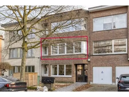 appartement met 2 slaapkamers en terras te koop in berchem!
