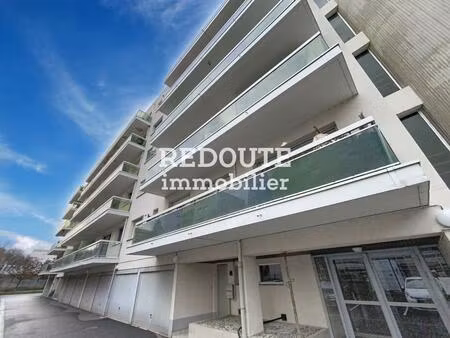 appartement dernier étage / terrasse avec parking privatif  proche toutes commodités et ce