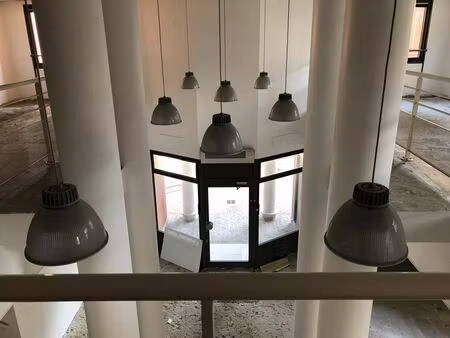 local 411.3 m2 - allee de l'arche