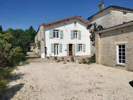 une maison de 5 chambres ou 2 maisons séparées  dépendances à aménager et belle piscine.