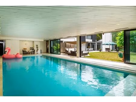 topgelegen architectenwoning met ruim tuin en binnenzwembad.