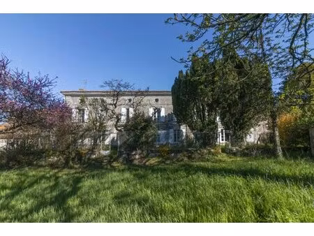 charmante propriété de 7 chambres près de neuvicq-le-château  france