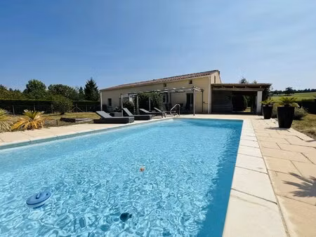 pavillon de plain-pied offrant 5 chambres avec un jardin de plus de 4300m² et une piscine