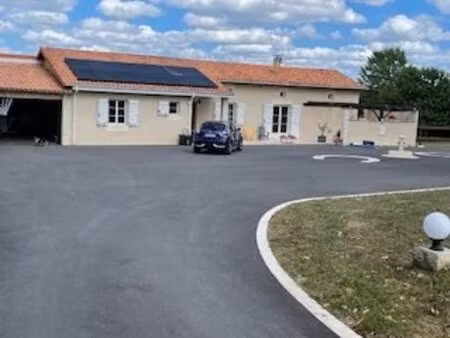 maison de trois chambres avec piscine  11 hectares de terrain et installations équestres