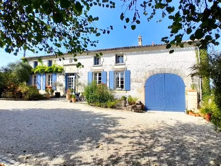 magnifique propriété charentaise  individuelle  en pierre