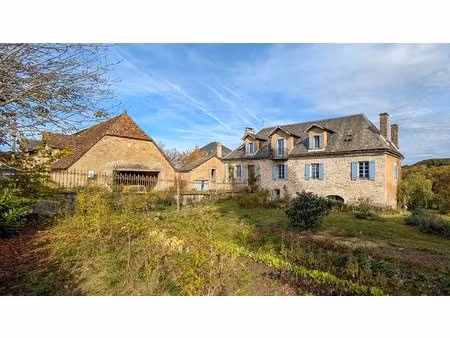 maison en pierre rénovée avec granges  terrain et vue campagne