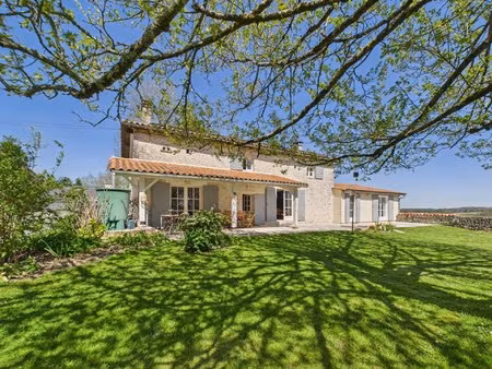 maison en pierres avec trois chambres alliant charme et modernité proche chalais