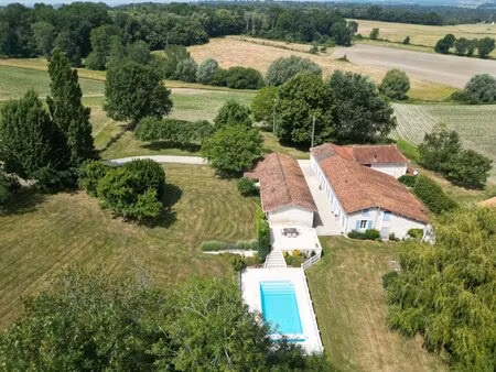 belle charentaise sur un niveau avec logement pour amis