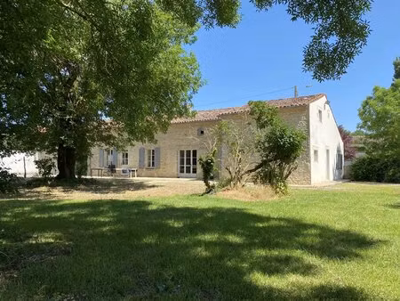 grande maison charmante dans un hameau avec piscine