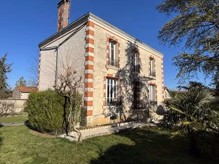grande maison de village de caractère avec deux autres propriétés  des dépendances et un j