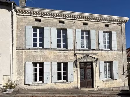 maison familiale superbement située dans un village classé et recherché  avec un jardin sé