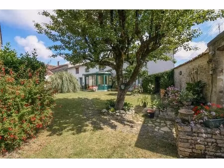maison de village spacieuse avec piscine et cour intérieure