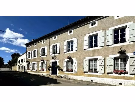 grande maison avec 8 chambres  à seulement 5 minutes du village pittoresque de nanteuil en