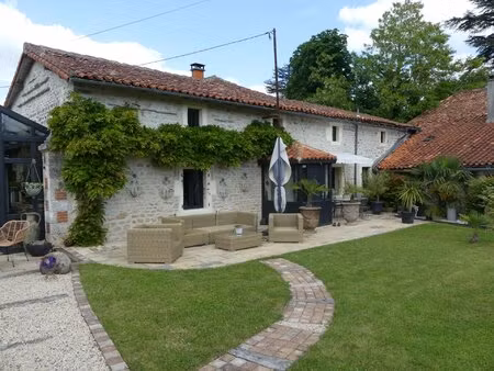 belle maison - rénovation de qualité  située en campagne  avec dépendances  cour et jardin