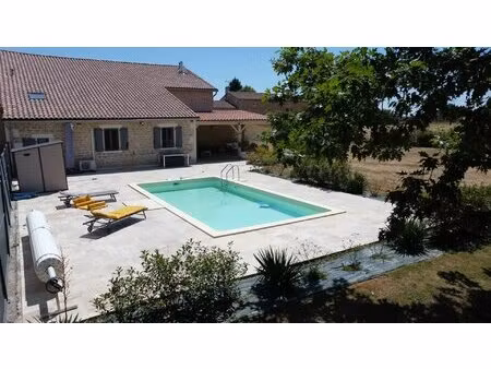 belle propriété rénovée avec goût  piscine et terrain attenant