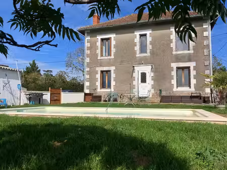 charmante maison familiale bien présentée au cœur d'un village recherché