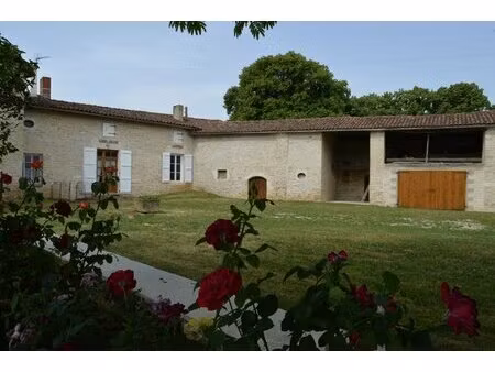 ensemble immobilier avec beaucoup de potentiel - 15 minutes de ruffec