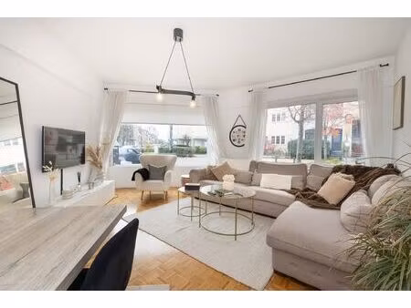 zeer licht! begane grond met 1 slaapkamer + bureau.