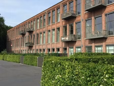 verrassende  heldere loft met plafondhoogten van 6 m!