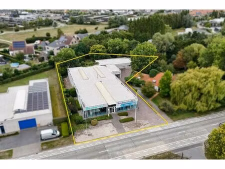 winkelruimte met magazijn en woonst te oostende