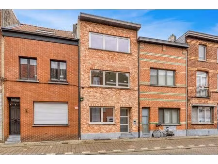 energiezuinige vernieuwde woning met 4 slaapkamers.