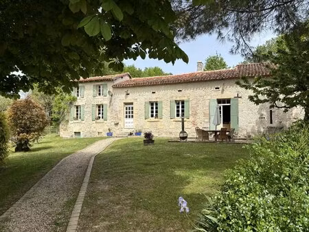 belle maison traditionnelle en pierre avec deux maisons d'hôtes séparées