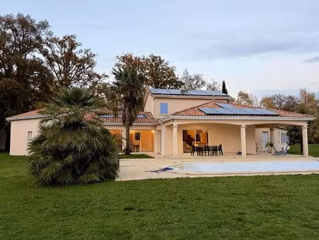 maison élégante avec piscine  grand jardin et portail électrique – à proximité du centre d
