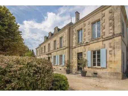 château d’exception avec dépendances  piscine et jardin paysager – proche de st jean d’ang